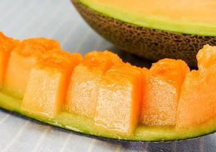 儿童吃冰糖蜜瓜,儿童品尝冰糖蜜瓜的欢乐时光